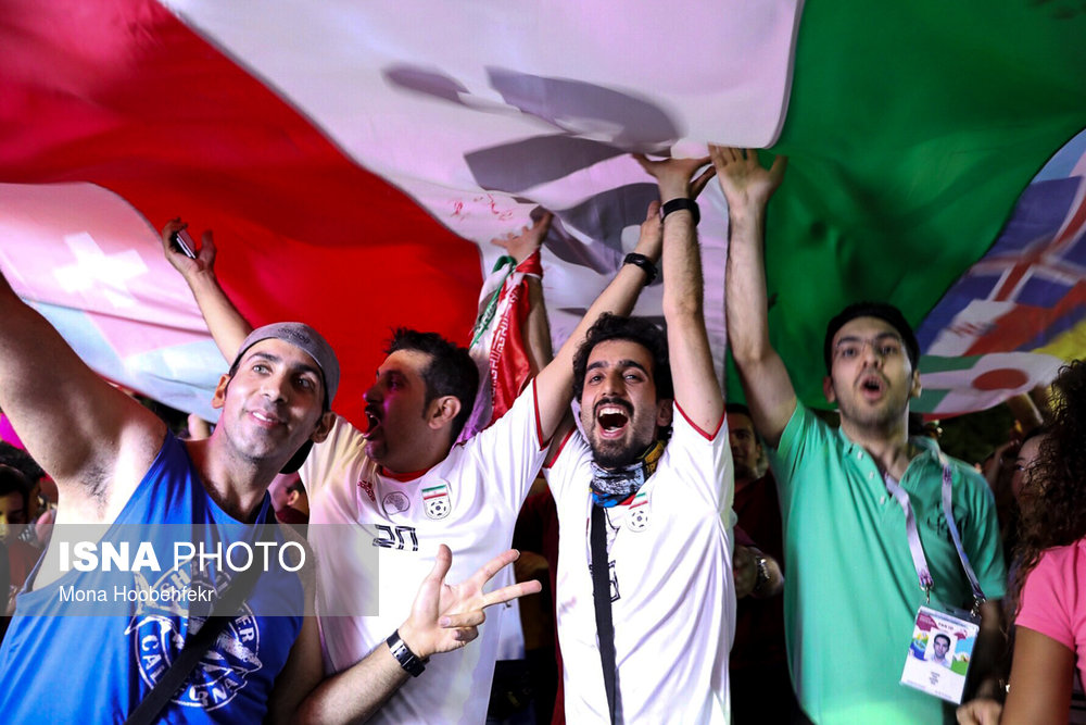 هوادران تیم ملی ایران در فن فست سارانسك در شب قبل از بازی ایران پرتغال