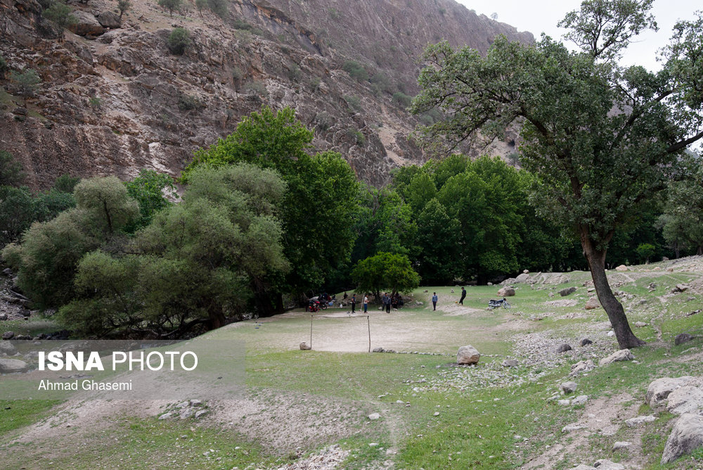 روستای آتشگاه از توابع لردگان در استان چهار محال و بختیاری در نزدیکی آبشار آتشگاه جایی که به دلیل احداث سد خرسان۳ به زیر آب می رود. ولی جوانان این روستا بی خیال فوتبال نشده‌اند و این بازی پر هیجان را دنبال می‌کنند.