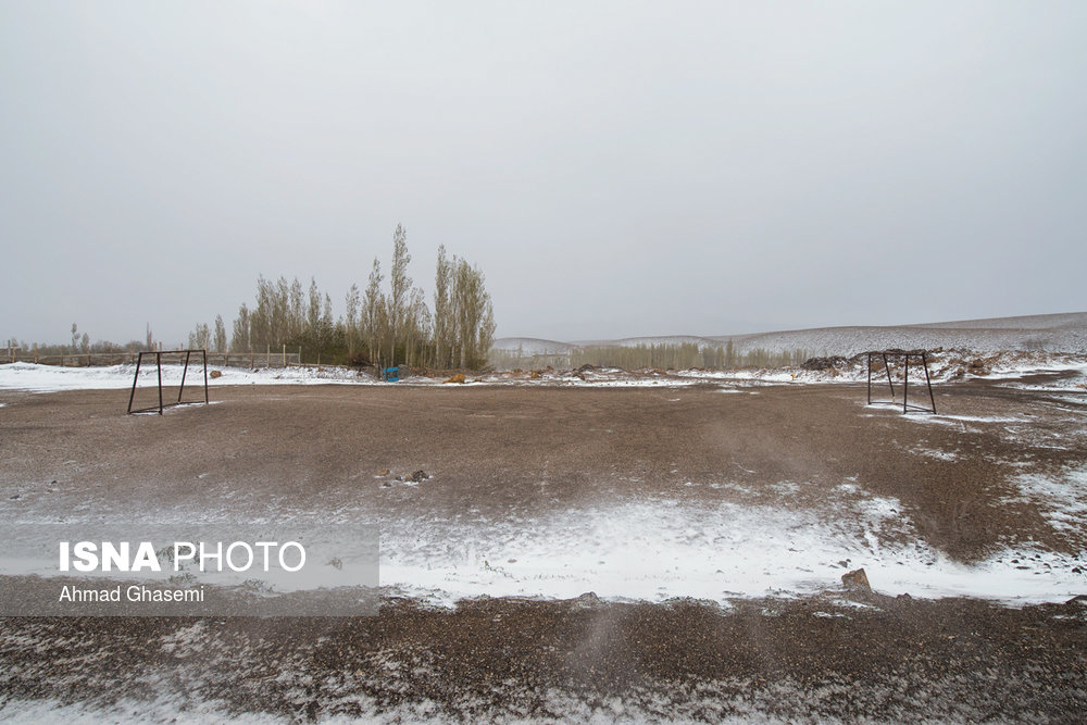 روستای ابر در شاهرود، آب و هوای متفاوت این روستا در نزدیکی جنگل ابر باعث شده این زمین فوتبال در فصل بهار حال و هوایی زمستانی داشته باشد.