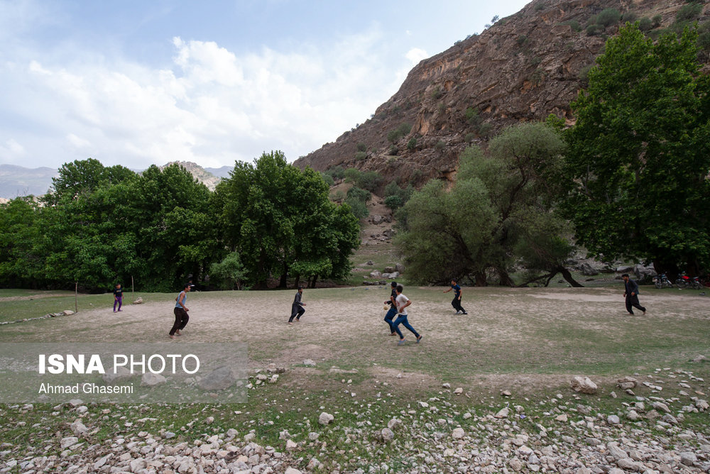 روستای آتشگاه از توابع لردگان در استان چهار محال و بختیاری در نزدیکی آبشار آتشگاه جایی که به دلیل احداث سد خرسان۳ به زیر آب می رود. ولی جوانان این روستا بی خیال فوتبال نشده‌اند و این بازی پر هیجان را دنبال می‌کنند.