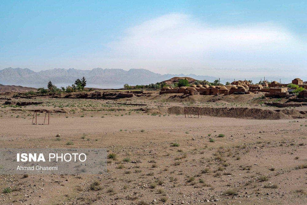 روستای تپه طاق در طبس که طبق آخرین سرشماری ۳۹۲ نفر جمعیت دارد و در این جمعیت اندک فوتبال حرف اول را در بین جوانان می زند.
