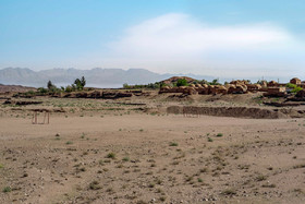 روستای تپه طاق در طبس که طبق آخرین سرشماری ۳۹۲ نفر جمعیت دارد و در این جمعیت اندک فوتبال حرف اول را در بین جوانان می زند.