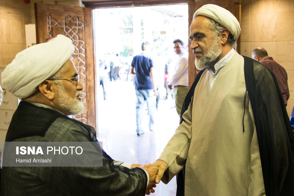 احمد منتظری (راست) و عبدالله نوری در مراسم ختم محمد بسته نگار