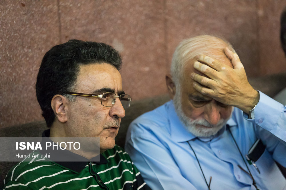 مصطفی تاجزاده (چپ) در مراسم ختم محمد بسته نگار