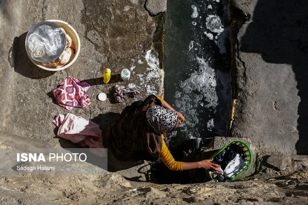 زنان روستا برای شست و شو البسه از قنات پایین روستا استفاده می‌کنند .