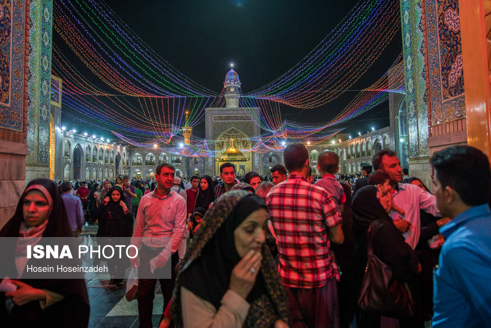 آذین‌بندی و چراغانی حرم مطهر رضوی در آستانه میلاد امام هشتم