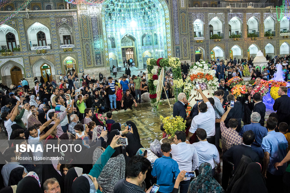 آذین بندی و گل‌آرایی حرم مطهر رضوی به مناسبت شب میلاد امام رضا(ع)