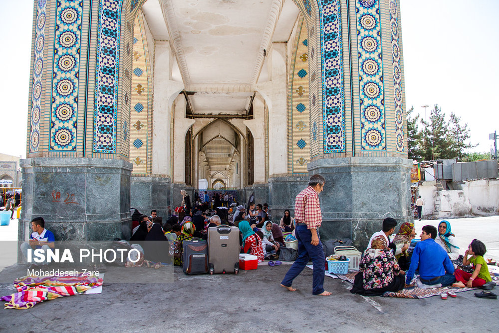 بسیاری از زائران و مسافران، پس از ورود به مشهد، مکان مناسبی را برای اسکان پیدا نمیکنند و ترجیه می دهند تا زمان اسکان در اطراف حرم استراحت کنند.
