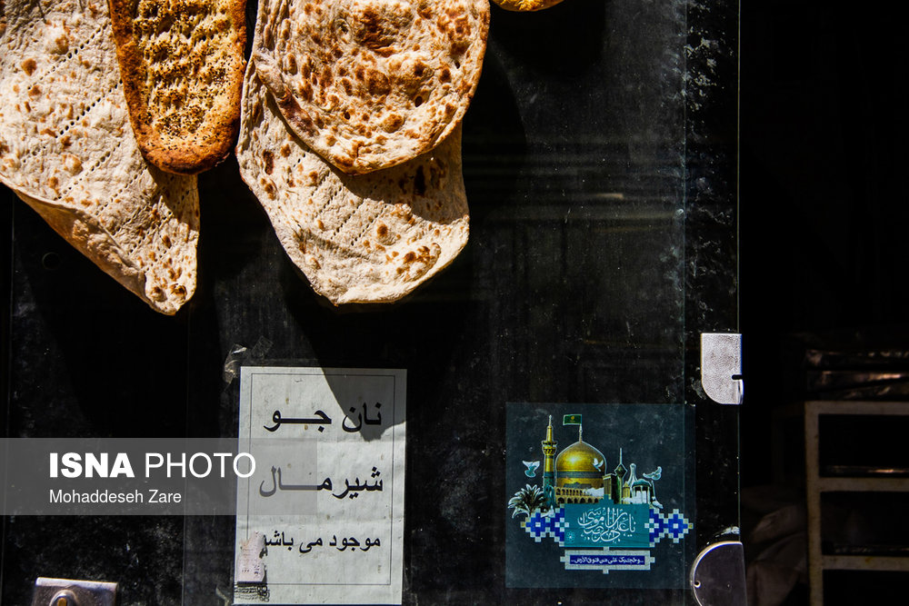 بسیاری از مغازه داران و کاسبان مشهدی، عکس یا نمادی از حرم امام رضا (ع) را در مغازه خود نصب می کنند.