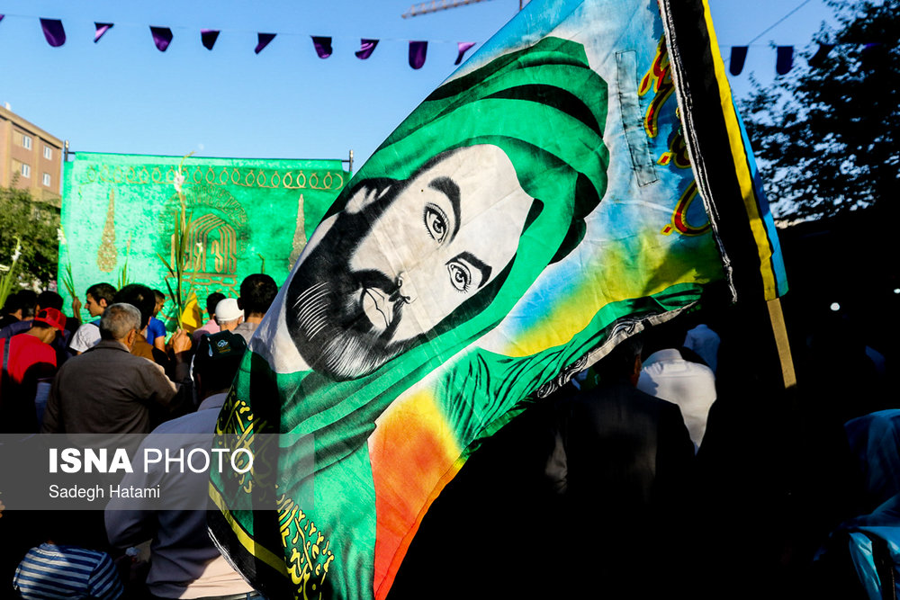 خیل عظیم عاشقان امام رضا هرساله به مناسبت ولادت ایشان در دسته جات مختلف و با در دست داشتن پرچم های رنگی به سمت حرم حرکت می کنند.