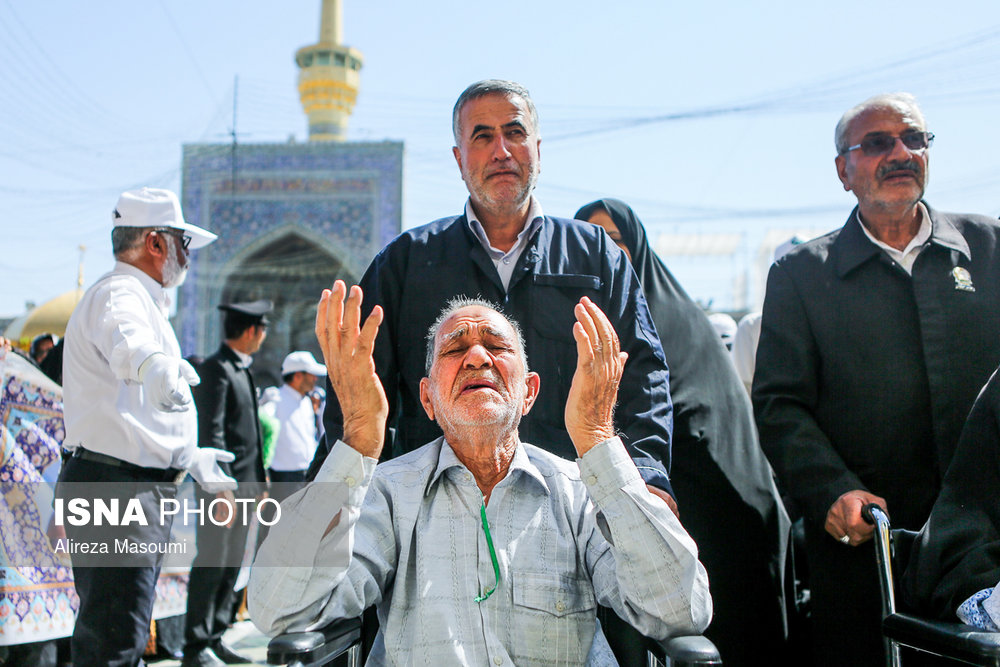 در روز میلاد امام رضا بسیاری از زائران و مجاورانی که دارای مشکلاتی در زندگی خود هستند برای گرفتن حاجت و دعا به حرم می آیند.