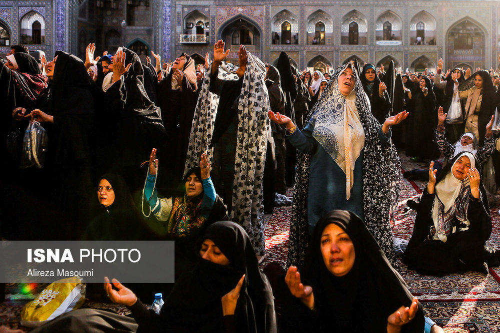 در هنگام تعویض پرچم حرم رضوی و نواخته شدن نقاره‌خانه زائران دست به دعا برمیدارند.