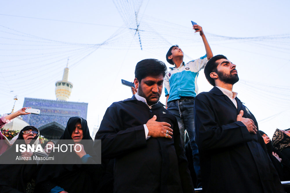 همزمان با روز میلاد امام رضا(ع) مراسم تعویض پرچم گنبد طلا و نقاره زنی انجام می شود. بسیاری از زائران برای دیدن این مراسم که در ساعات اولیه صبح انجام می شود به حرم مشرف می شوند.