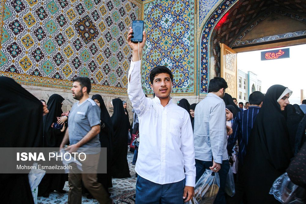 بسیاری از زائران با استفاده از تلفن همراه خود صدای نقاره خانه و صدای دعاهایی که در صحن حرم شنیده میشود را ضبط می کنند یا همزمان برای دوستان و اعضای خانواده خود که امکان حضور در حرم را نداشته اند پخش می کنند.