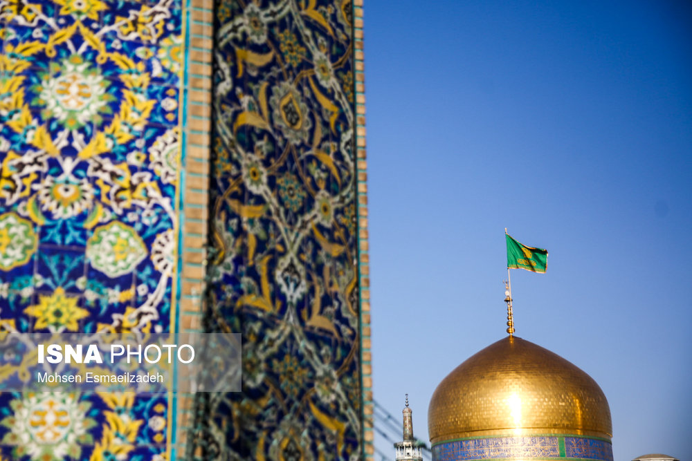 هر ساله همزمان با میلاد امام رضا(ع) پرچم گنبد تعویض می شود و با آغاز ماه محرم به رنگ سیاه در می‌آید.