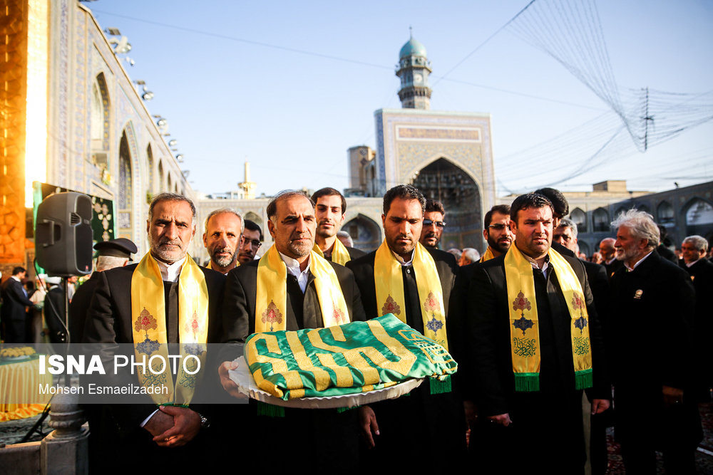 آیین تعویض پرچم گنبد حرم امام رضا (ع) به مناسبت ولادت آن حضرت هرساله با حضور اقشار مختلف مردم برگزار می‌شود.