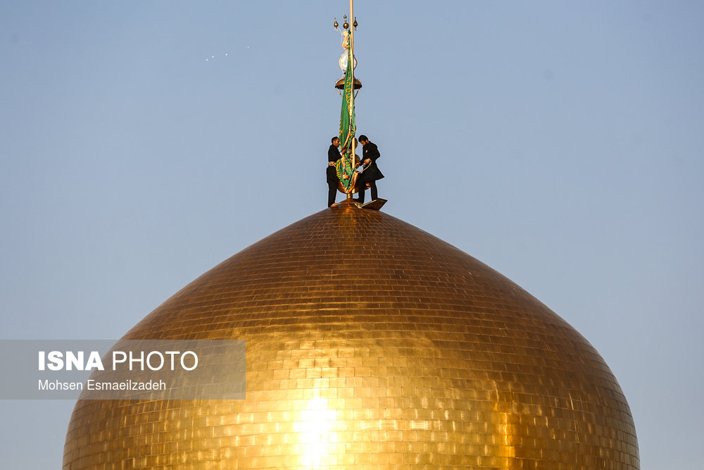 آیین تعویض پرچم گنبد حرم امام رضا (ع) به مناسبت ولادت آن حضرت هرساله با حضور اقشار مختلف مردم برگزار می‌شود.