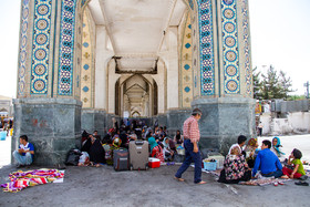 بسیاری از زائران و مسافران، پس از ورود به مشهد، مکان مناسبی را برای اسکان پیدا نمیکنند و ترجیه می دهند تا زمان اسکان در اطراف حرم استراحت کنند.