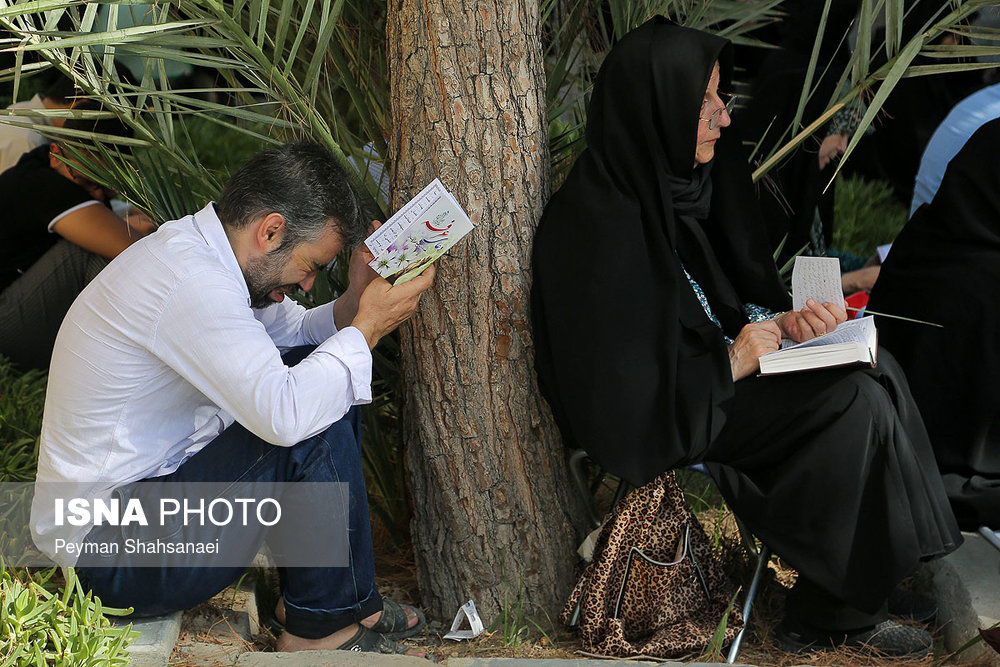 مراسم دعای عرفه در گلستان شهدای اصفهان