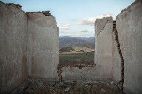 جای خالی زندگی - روزگاری این دیوارهای سفیدِ بی‌سقف، ساختمان محل تحصیل کودکان روستای گهزان را شکل می‌داده که امروز از آن جز ویرانه‌ای باقی نمانده است.