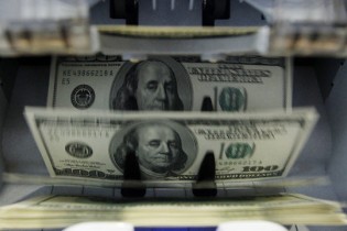 نرخ دلار را دولت تعیین‌ می‌کند؛ نه بازار