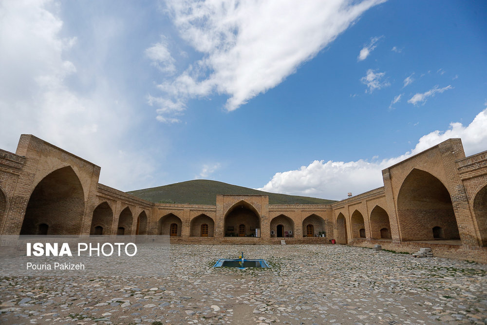 کاروانسرای «شاه عباسی فرسفج» حدود ۴ هزار مترمربع مساحت دارد و یکی از چهار کاروانسرای چهار ایوانی ایران محسوب می‌شود و طی سالیان متمادی استراحتگاه کاروان‌ها، بازرگانان و زائران بوده است.