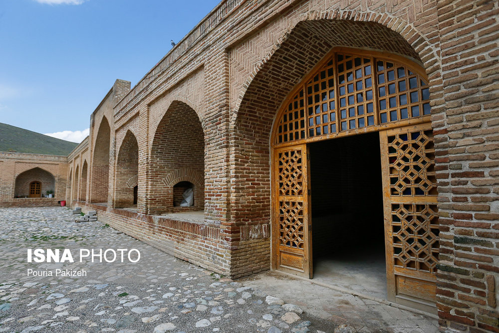 در گاه کاروانسرای «شاه عباسی فرسفج» در وسط جبهه جنوبی بنا واقع شده است، این کاروانسرا با داشتن دیوارهای قطور و سقف‌های طاق ضربی آجری از استحکام فوق العاده ای برخوردار بوده و اتاقهای متعدد متصل به هم با ایوان‌ها و فرش اندازهای مناسب بر استراحت مسافرین ساخته شده است.