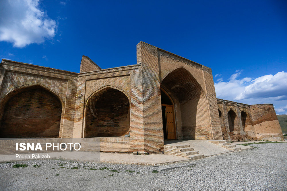 کاروانسرای «شاه عباسی فرسفج» در کنار جاده قدیمی که آن نیز در زمان صفویه احداث شده، ساخته شده است، و از راه‌های مواصلاتی مهم محسوب می‌شد که پایتخت را به سرحدات غربی متصل می‌کرد؛ این جاده تا یک قرن پیش دایر و مورد استفاده کاروانیان قرار داشته است و تا چهل یا پنجاه سال پیش بیشتر قسمت‌های این بنا سالم و پابرجا بود ولی طی نیم قرن اخیر تدریجاً متروک شد.