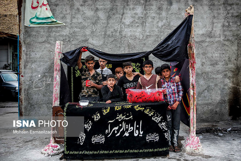 موکبی که در محله قلعه ساختمان مشهد توسط کودکان و نوجوانان این محله برای ماشین نویسی در پشت شیشه ماشین‌ها در ایام محرم برپا شده است.