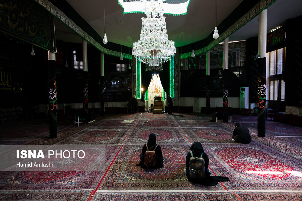 حسینیه اردبیلی‌ها در بازار تهران که مراسم طشت‌گذاری در آن به عنوان یک سنت دیرینه در محرم برپا می‌شود.