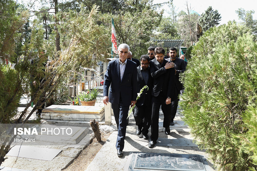 دیدار محمدعلی افشانی از مزار شهدا در حاشیه مراسم نواخته شدن زنگ دانش آموز شهید