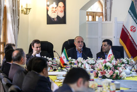 علی‌اصغر پیوندی رئیس جمعیت هلال احمر، محمد علی نجفی استاندار البرز و محمد بیگدلی در نشست خبری در ادامه بازدید از شرکت تجهیزات پزشکی هلال احمر