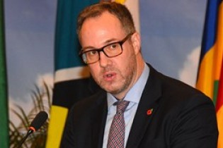 ما درباره اینکه کدام گروه ها تروریستی هستند، تصمیم‌گیری نمی کنیم