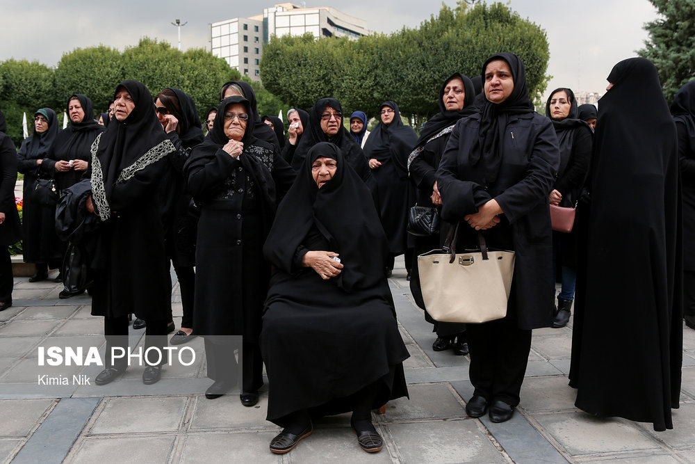 بستگان و نزدیکان مرحوم صادق عبداللهی در مراسم تشییع پیکر وی