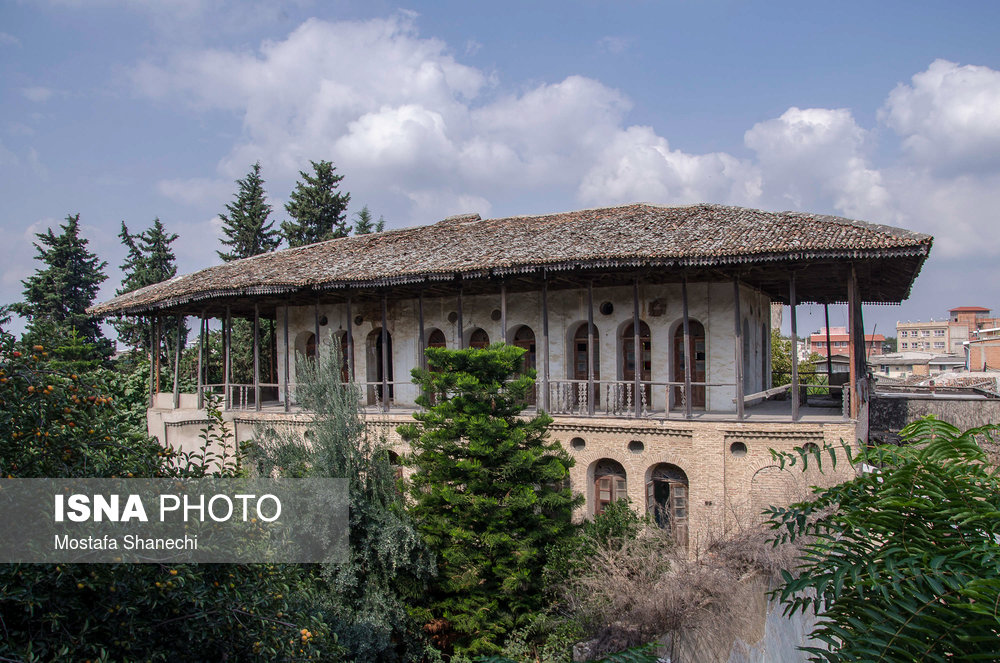 خانه تاریخی سردار «جلیل» شهر ساری بيش از 120 سال پيش استادان اصفهاني كه گروهي از معماران و نجاران بودند ساختند تمام بنا با خشت خام چيده شده و نماي آنرا با آجر ، آهك و ساروج تزئين كرده اند.