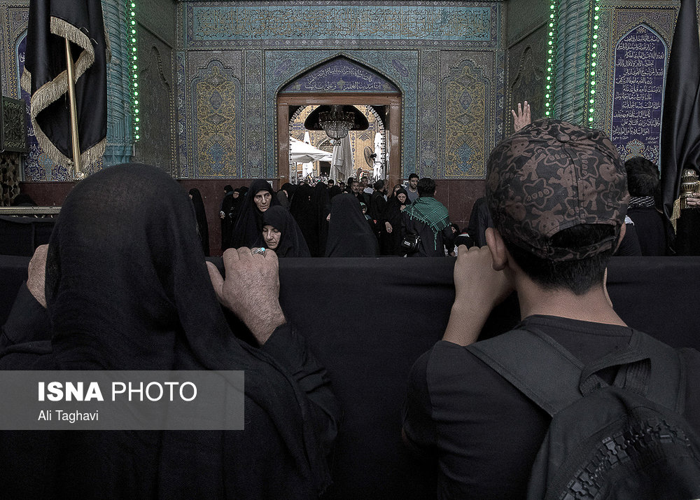 حرم حضرت علی (ع) مقصد اول زائران پیاده اربعین است که غالبا زائران بعد زیارت، از این حضرت، برای دیدار فرزندانش در کربلا رخصت می‌طلبند.