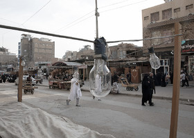 یکی از مسیر‌های منتهی به حرم حضرت علی(ع) از بازار شهر نجف می‌گذرد.