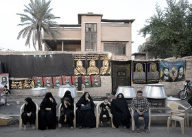 اهالی عراق با ورود زائران برای پذیرایی از آنها تدارک غذا و محل استراحت می بینند.