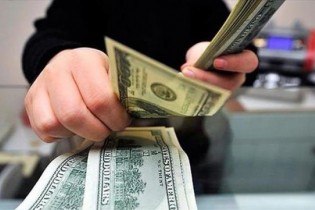 صادرکنندگان ارزشان را به بانک‌ها و صرافی‌های مجاز بفروشند