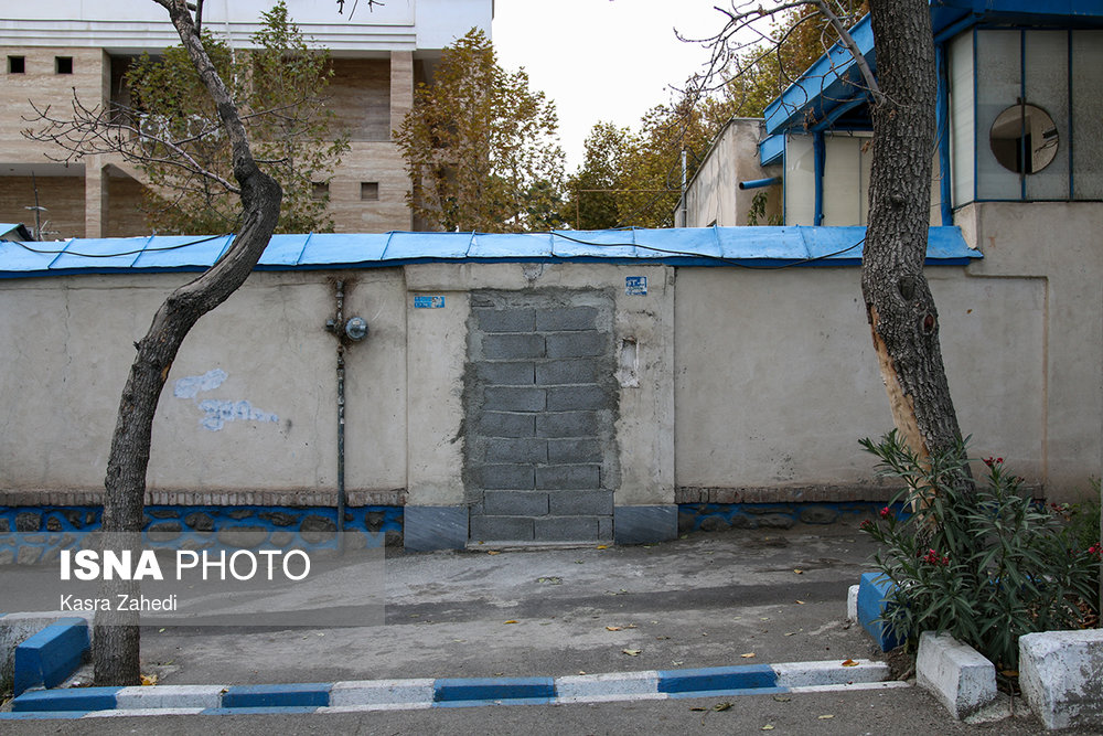 در مسدود شده یکی از خانه‌های محدوده مورد مناقشه دانشگاه الزهرا(س) و اهالی ده‌ونک