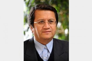 همتی: رقم دلار در بودجه ۹۸ حدود ۵۷۰۰ تومان خواهد بود