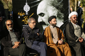 علی موسوی گرمارودی در تشییع پیکر ابوالفضل زرویی
