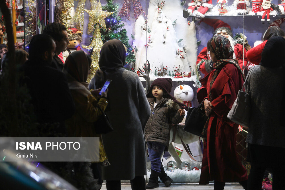خرید کریسمس درخیابان میرزای شیرازی - تهران