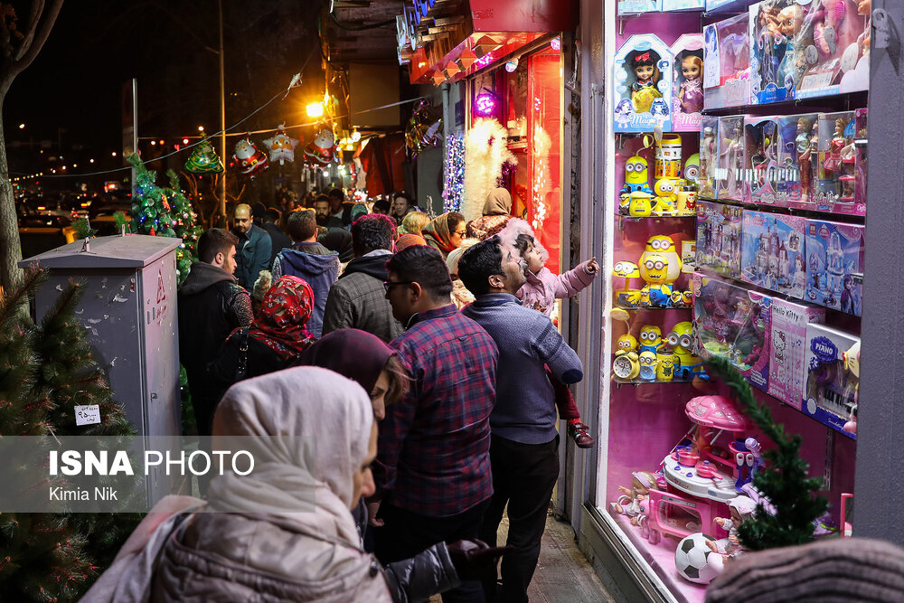 خرید کریسمس درخیابان میرزای شیرازی - تهران