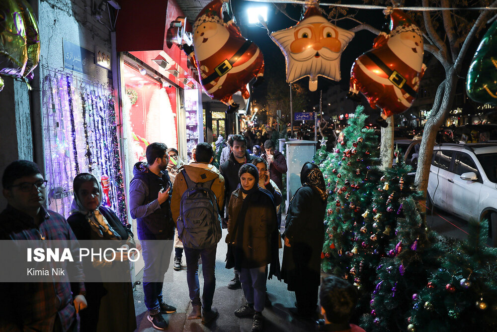خرید کریسمس درخیابان میرزای شیرازی - تهران