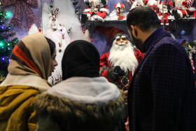خرید کریسمس درخیابان میرزای شیرازی - تهران