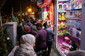 خرید کریسمس درخیابان میرزای شیرازی - تهران