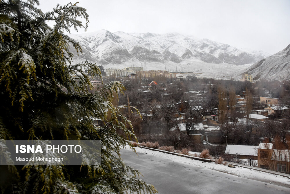 بارش برف زمستانی شهر کوهستانی شهمیرزاد در شهرستان مهدی‌شهر - استان سمنان