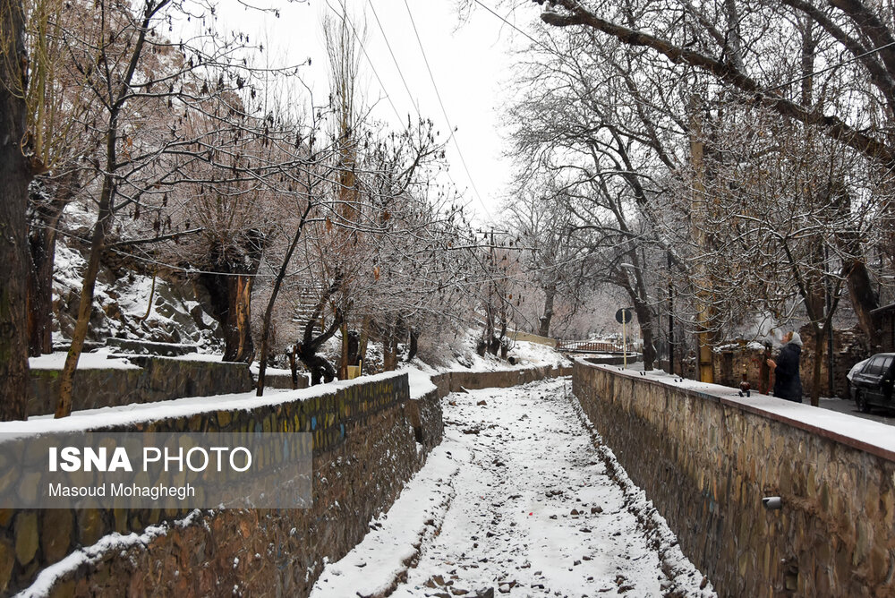 بارش برف زمستانی شهر کوهستانی شهمیرزاد در شهرستان مهدی‌شهر - استان سمنان