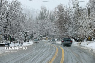 بارش برف و کاهش دید در جاده‌های کشور